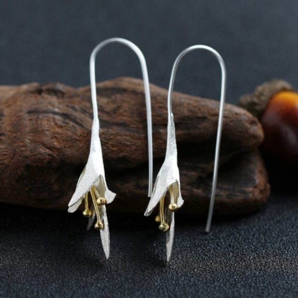 NEW Beautiful 925 Silver Two Tone Lily Earrings - Picture 2 of 3